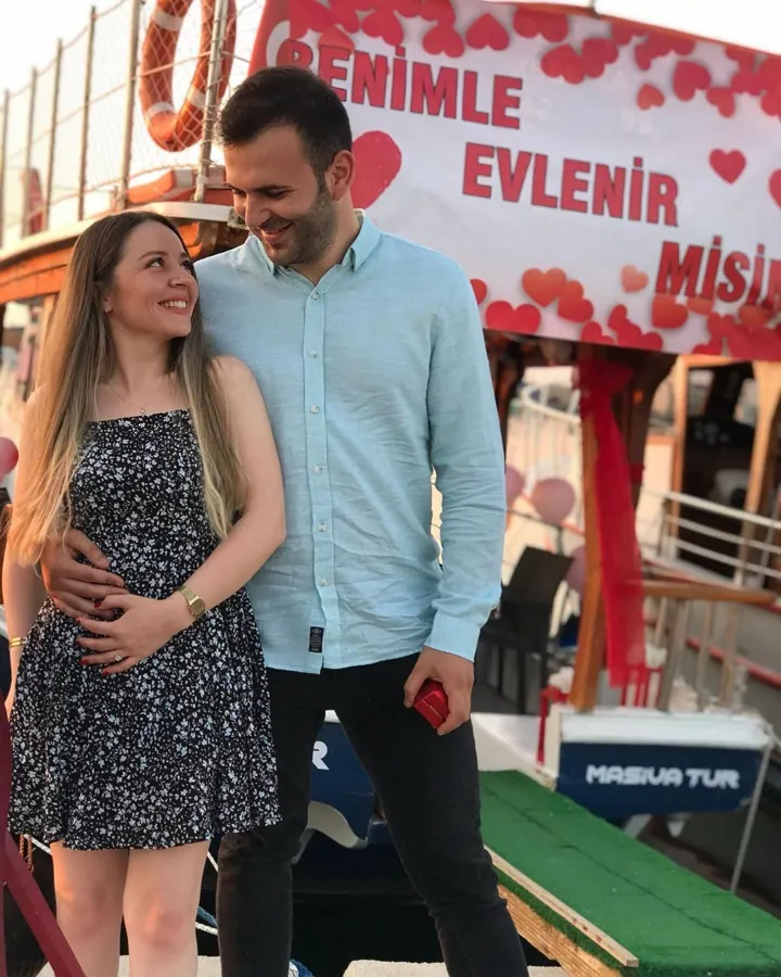 Benimle evlenir misin pankartı