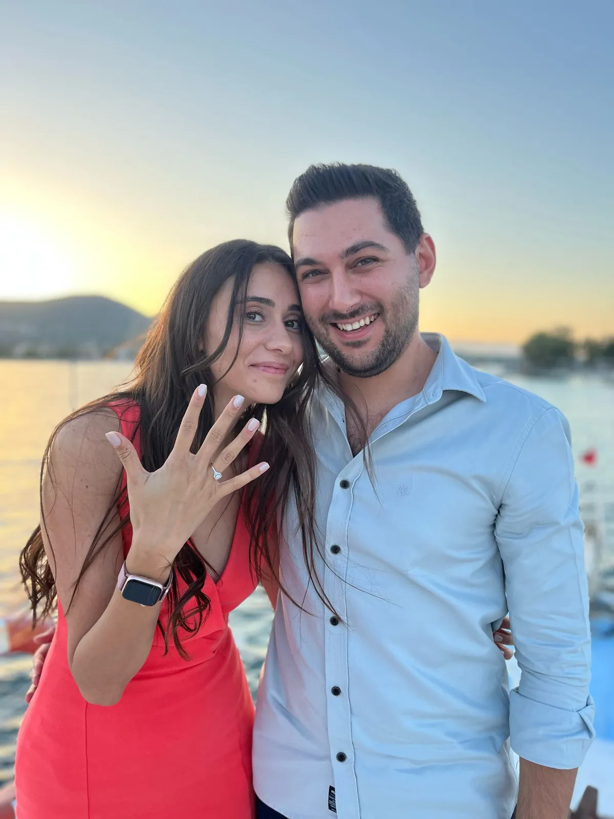 Gün batımında teknede evlilik teklifi sonrası mutlu çift