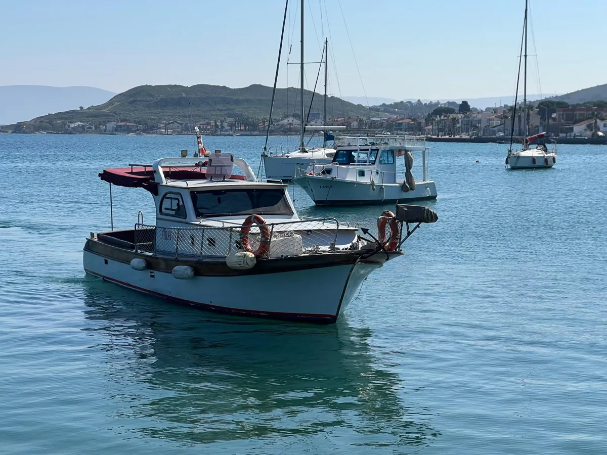 Urla Tekne Turu teknesi koyda