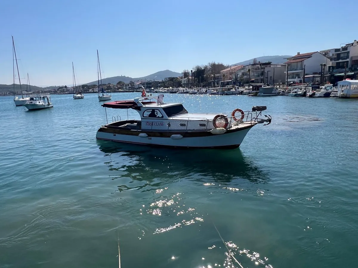 Urla Tekne Turu teknesi Urla limanında